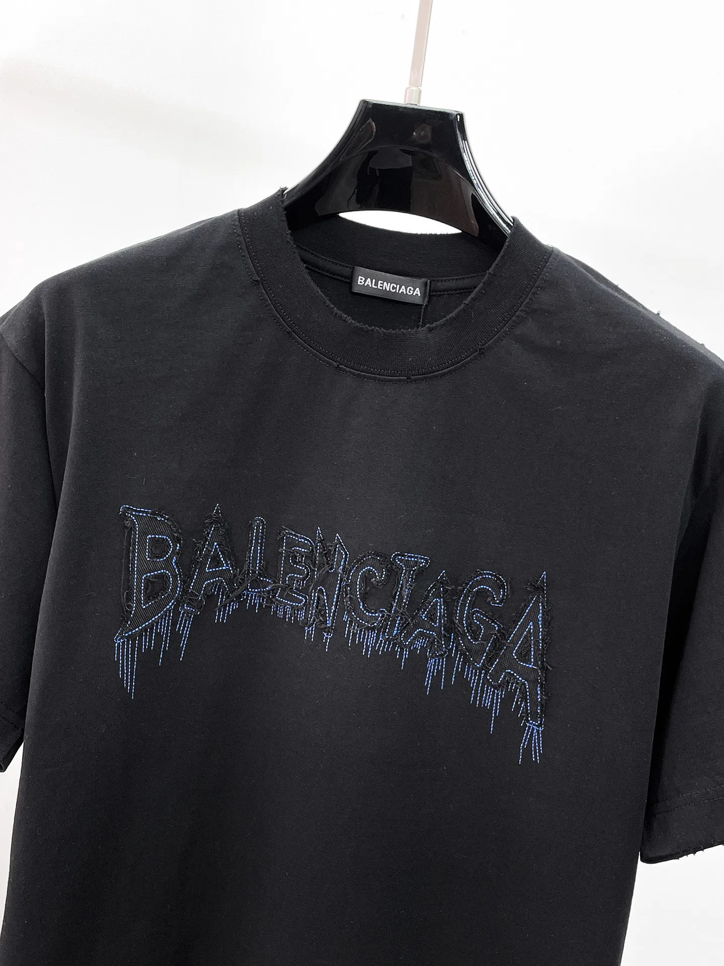 Balenciaga's high-end top-quality products 🐮2026 Spring and Summer New Arrival first counter, the latest New Arrival short-sleeved round neck T-shirt, Premium customized design, avant-garde and fashionable! Brand logo heavy craftsmanship design Premium customized 260g fabric. Soft to the touch. Comfortable to wear. Counter-level exquisite stitching. Fine workmanship. The upper body effect is incomparably handsome! A must-have item for men and women with the same style! Sizes: S~XXL When placing an order, please state your height and weight. The maximum wearing size is 210 pounds (one size larger)